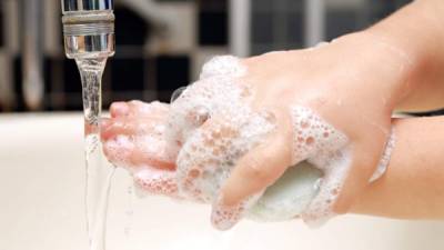 Lo mejor es lavarse las manos con un jabón ordinario.
