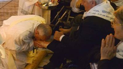 El papa Francisco lavó hoy los pies a doce personas, en esta ocasión discapacitados de la fundación italiana Don Carlo Gnocchi, entre los que se encontraba un musulmán. AFP