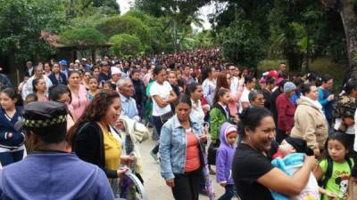 Los fieles católicos realizan un viacrucis en honor al Cristo Negro de Esquipulas.