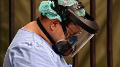 Hasta 24 horas laboran los profesionales de la salud durante la pandemia. (Photo by ORLANDO SIERRA / AFP)