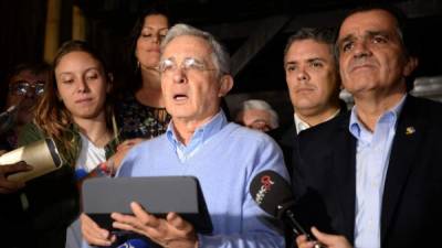 El expresidente colombiano Álvaro Uribe (centro) brindó una conferencia de prensa. Foto: AFP/Raúl Arboleda