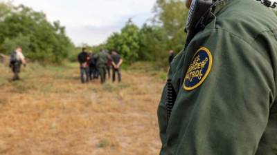 Fotografía de migrantes siendo detenidos en la frontera. Foto: Patrulla Fronteriza de EEUU.