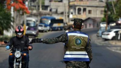 Agentes policiales y militares son los encargados de regular la circulación a nivel nacional.