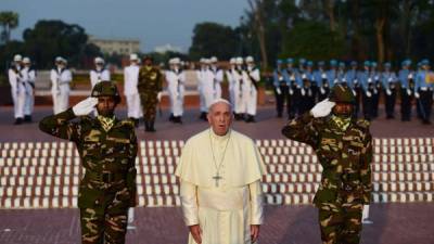 El papa Francisco llegó procedente de Birmania a Bangladés.