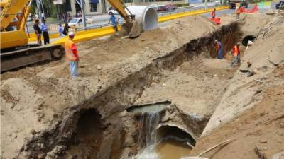 Cuadrillas de Obras Públicas trabajan en la zona específicamente por la tienda de cerámicas localizada en ese sector, a la altura del centro comercial City Mall, precisamente en el carril que va del este a oeste.