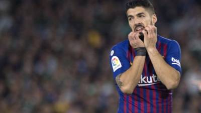 Barcelona's Uruguayan forward Luis Suarez gustures during the Spanish league football match between Real Betis and FC Barcelona at the Benito Villamarin stadium in Seville on March 17, 2019. (Photo by JORGE GUERRERO / AFP)