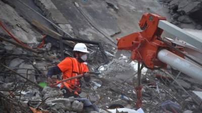 Los rescatistas trabajan sin descanso buscando sobrevivientes del sismo dos días después de la tragedia.