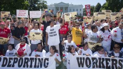 Cientos de activistas se manifestaron ayer para presionar a Obama a que impulse la legalización de millones de inmigrantes.