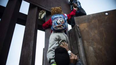 Cientos de migrantes hondureños han saltado el muro que separa a Tijuana de San Diego para solicitar asilo en EEUU./AFP.