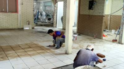 Los trabajadores de la Universidad colocaban el nuevo azulejo que tendrá la clínica. Foto: Franklin Muñoz
