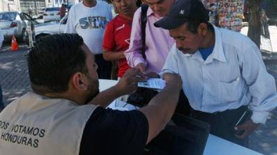 Decenas de ciudadanos se acercaron a centros de información del TSE instalados en Tegucigalpa previo a las elecciones de Honduras.