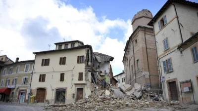 Edificios dañados tras el sismo “dual” que se sintió en esta y otras localidades del centro de Italia. Foto: EFE/Cristiano Chiodi