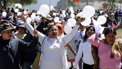 People demonstrate with white balloons during a protest against a civic strike called by the opposition against the result of the October 20 election in La Paz, on October 29, 2019. - Bolivia said Wednesday it has agreed to a binding outside audit of disputed election results that gave a fourth term to President Evo Morales, triggering cries of fraud and rioting. The review of the October 20 vote count will be conducted by the US-based Organization of American States, and could start as soon as Thursday, Foreign Minister Diego Pary said. (Photo by JORGE BERNAL / AFP)