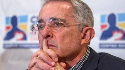A Uribe se la acusa de manipulación de testigo en contr de un opositor político, por lo que la justicia colombiana le abrió un proceso de investigación en 2018.