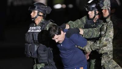 El narcotraficante Joaquín 'El Chapo' Guzmán es conducido el pasado viernes 8 de enero de 2016, a un helicóptero de la Marina Armada de México. EFE/Archivo