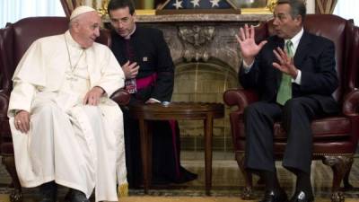 El presidente de la Cámara, John Boehner, habla con Francisco en el Capitolio de los EUA.