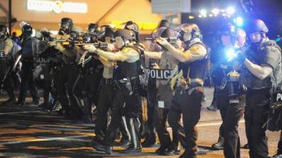 La Policía de EUA ha militarizado la ciudad de Ferguson en Misuri por disturbios tras la muerte de joven negro.