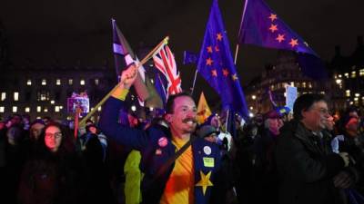 Anti-Brexit manifestantes celebran el rechazo al acuerdo de la primera ministra británica en Londres./AFP.