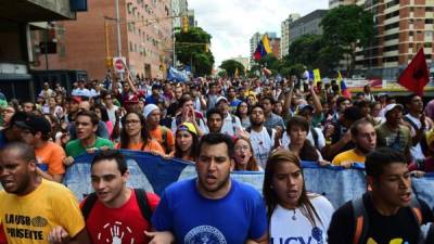 Jóvenes universitarios salieron a las calles de Caracas. Foto: AFP