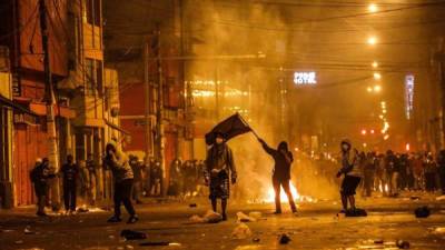 Manifestantes se enfrentaron a las fuerzas de seguridad peruanas en protestas contra Merino.