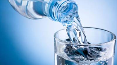 El consumo de agua ayuda a mantener el organismo hidratado.