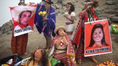 Un grupo de chamanes lanzan conjuros para evitar una victoria de Keiko Fujimori en las elecciones presidenciales de Perú./AFP.