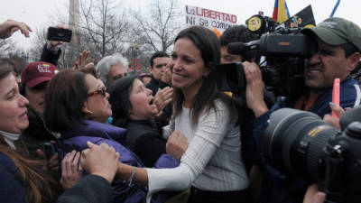 La opositora María Corina Machado saluda a opositores al Gobierno venezolano de Nicolás Maduro en Washington.