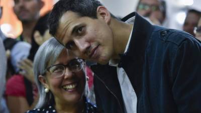 El jefe de la Asamblea Nacional de Venezuela y el autoproclamado 'presidente interino' Juan Guaidó posa con su madre Norka Márquez. AFP