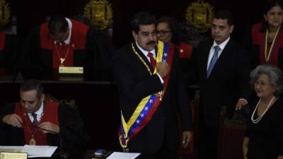 Maduro rindió un discurso en el Tribunal Supremo, luciendo la banda presidencial, y advirtiendo que defenderá su legitimidad./AFP.