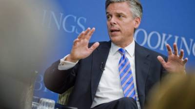 STX01. WASHINGTON DC (EE.UU.), 18/07/2017.- Fotografía de archivo del 14 de noviembre de 2011, del republicano, Jon Huntsman, quien habla durante un seminario en el Instituto Brookings en Washington DC, (Estados Unidos). El presidente de EE.UU., Donald Trump, nominó hoy, martes 18 de julio de 2017, a Jon Huntsman, un exgobernador republicano y exembajador en China bajo la Presidencia de Barack Obama, como nuevo embajador en Rusia, informó la Casa Blanca. EFE/Shawn Thew/ARCHIVO