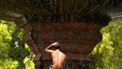 Las personas en la India buscan refrescarse en cualquier lugar debido a las altas temperaturas que imperan en el país.