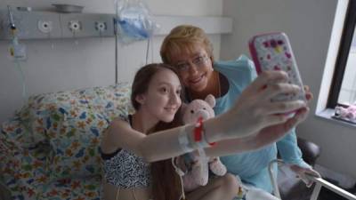 La presidenta de Chile, Michelle Bachelet, tomándose un selfie con Valentina Maureira. Foto AFP