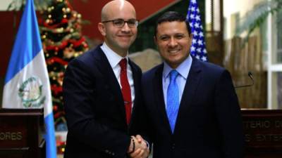 El funcionario estadounidense Juan González y Carlos Morales, canciller de Guatemala. afp