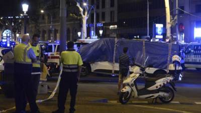 La furgoneta que arrasó en la multitud, matando al menos a 13 personas e hiriendo a otras 100, es remolcada de la Rambla de Barcelona el 18 de agosto de 2017.