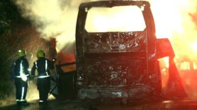 Así quedó el bus de pasajeros, luego de que se incendiara tras el impacto con otro vehículo.