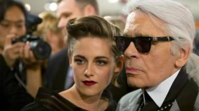 Lagerfeld posa junto a Kristen Stewart.