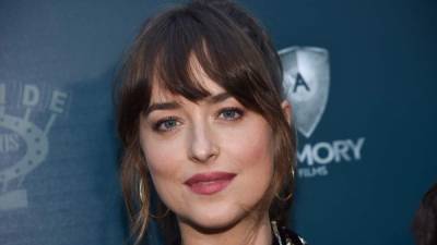 Las celebridades rara vez consiguen alterar algún detalle en su apariencia física sin que las redes sociales se percaten de ello.Y los fans de la actriz no se queda atrás, estos ya notaron que Dakota estrenó sonrisa durante la premier de la cinta 'The Peanut Butter Falcon' en Los Ángeles, EEUU.