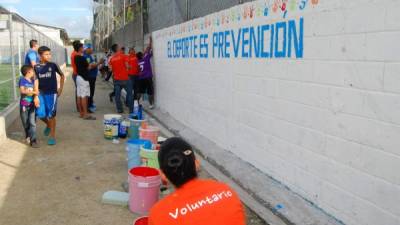 Durante varios días han pintado mensajes positivos.