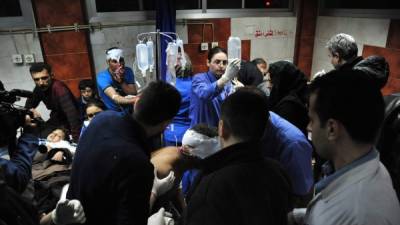 Una serie de atentados dejaron ayer más de 100 muertes en Siria. Los hospitales fueron insuficientes para atender a la gran cantidad de heridos. Foto: EFE