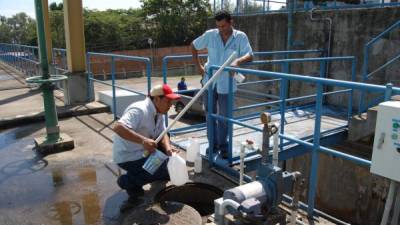 Un equipo toma muestras de agua en la represa Santa Ana y en casas particulares.