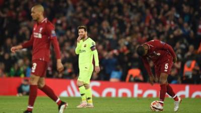 Atletico Madrid's Slovenian goalkeeper Jan Oblak (L) and the defence line up during the UEFA Champions league Round of 16 second leg football match between Liverpool and Atletico Madrid at Anfield in Liverpool, north west England on March 11, 2020. (Photo by JAVIER SORIANO / AFP)