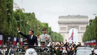 El mandatario francés encabezó el desfile militar en los Campos Elíseos de París. AFP