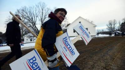 Los activistas de Bernie Sanders urgen a los votantes a elegir al senador de Vermont como el aspirante demócrata.