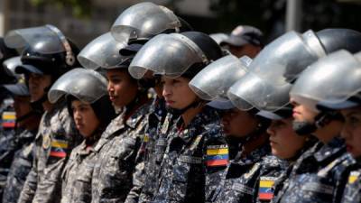 Miembros de la Policía Nacional Bolivariana (PNB) montan guardia cerca del Hospital de Niños 'Dr. JM de los Ríos' en Caracas. Foto: AFP