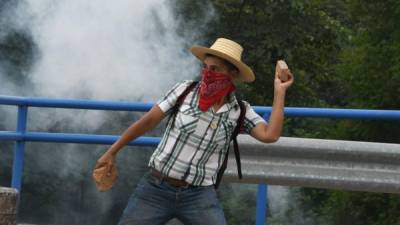 Los estudiantes respondieron lanzándole piedras a los policías, que emplearon el gas lacrimógeno y un cañón de agua a través de una unidad blindada para disolver manifestaciones. AFP