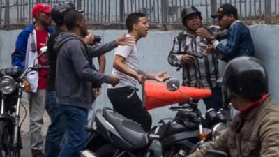 Los diputados opositores de Venezuela fueron atacados a balazos por colectivos chavistas cuando intentaban ingresar al Palacio Legislativo a una sesión convocada por el líder opositor Juan Guaidó.