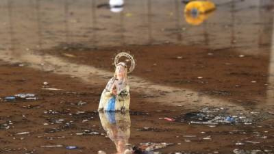 Diecisiete personas murieron y cuatro estaban desaparecidas el domingo debido a inundaciones provocadas por violentas tormentas durante la noche en el sureste de Francia.