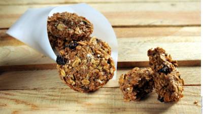 Estas galletas son hechas de avena, amaranto, salvado, cacahuate y pasas.