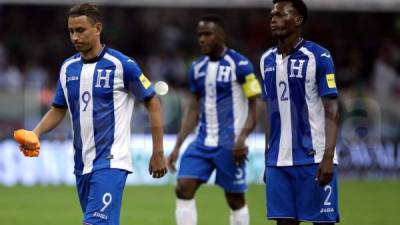 Erick Andino y Félix Crisanto, decepcionados tras la derrota de Honduras ante México. Foto Agencia Reforma