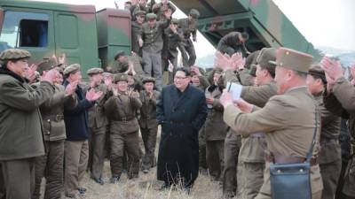 Kim Jong-un ordenó a su ejército preparar su arsenal nuclear.
